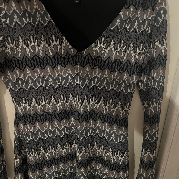 Express Monochrome Zigzag Long Sleeve Dress - Picture 2 of 4